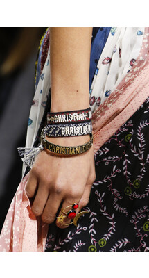Details Christian Dior , Details Dior Fall 2018 Ready-to-Wear , Детали показа Кристиан Диор , Детали показа Диор осень зима 2018 , Fashion show , неделя моды в Париже , PFW , Мария Грация Кьюри , Mainstyles